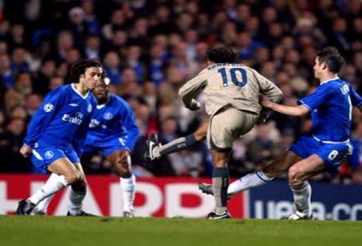 VIDEO: Tình huống Ronaldinho khiến Petr Cech chỉ biết đứng nhìn